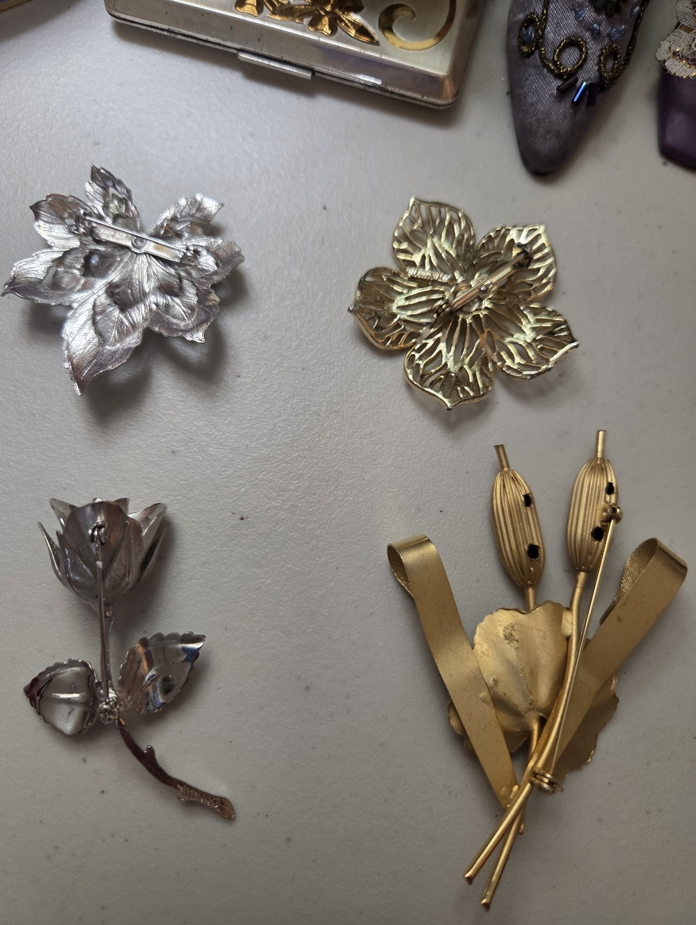 Mixed Floral Brooch Bundle Lot Set of 4 - Gold & Silver Flowers/Leaf - Picture 2 of 7